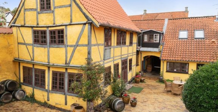  Historisk byhus til salg: 194 år gammelt