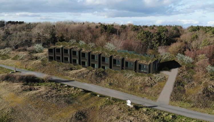 Nyt strandhotel hænger i en tynd tråd