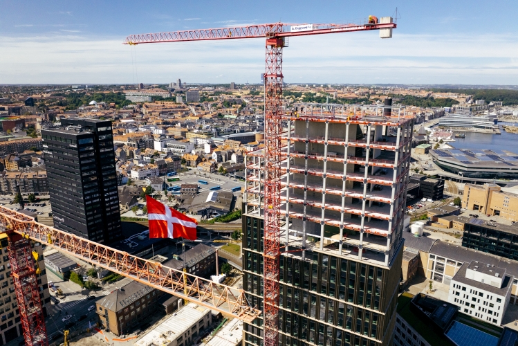 Aarhus’ nye 26-etagers business tower har nået toppen